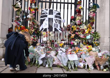 Londra, Inghilterra, Regno Unito. 9th Set, 2022. I tributi dei fiori sono stati lasciati fuori Buckingham Palace mentre il Regno Unito lutto la regina Elisabetta II (Credit Image: © Thomas Krych/ZUMA Press Wire) Foto Stock