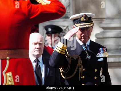 (220909) -- LONDRA, 9 settembre 2022 (Xinhua) -- la foto scattata il 8 maggio 2005 mostra il principe Charles britannico che partecipa ad una celebrazione per il 60th° anniversario della vittoria della seconda guerra mondiale in Europa, tenutasi a Londra, Gran Bretagna. ANDARE CON 'il principe Carlo diventa re di Gran Bretagna dopo la morte della regina Elisabetta II' (Xinhua/Wang Jianhua) Foto Stock