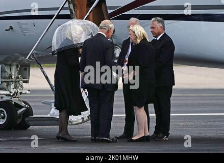 Re Carlo III e la Regina (a sinistra) sono accolti all'aeroporto di Aberdeen prima di salire a bordo di un aereo per Londra dopo la morte della Regina Elisabetta II il giovedì. Data immagine: Venerdì 9 settembre 2022. Foto Stock