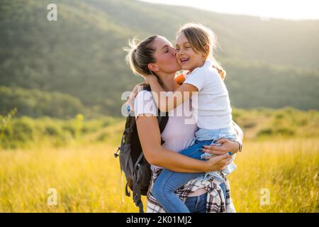 Madre e figlia felici godono di trascorrere il tempo insieme in natura. Foto Stock