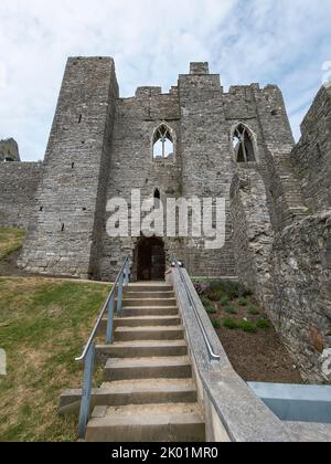 Castello di Oystermouth vicino alle Mumbles in Swansea Bay sulla penisola di Gower del Galles del Sud UK che è una rovina di forte Norman del 12th ° secolo e un TR popolare Foto Stock