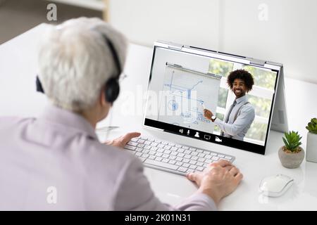Donna che partecipa a una sessione di coaching online con il notebook Foto Stock