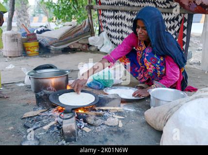 Jamshoro. 8th Set, 2022. Una donna colpita da alluvioni prepara il cibo nel distretto di Jamshoro, nella provincia pakistana di Sindh, il 8 settembre 2022. Almeno 36 persone sono state uccise in pesanti inondazioni provocate dalla pioggia di monsoni nelle ultime 24 ore in Pakistan, ha affermato la National Disaster Management Authority (NDMA). Credit: Str/Xinhua/Alamy Live News Foto Stock