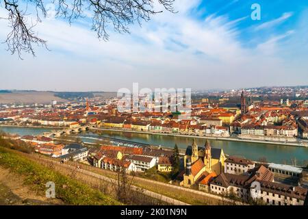 Vista panoramica dalla Fortezza di Marienberg dei famosi punti di riferimento di Würzburg, come il ponte Alte Mainbrücke, la Marienkapelle, la Neumünster... Foto Stock