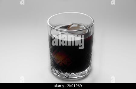 Caffè freddo, isolato su fondo bianco, caffè freddo ghiacciato e nero con cubetti di ghiaccio Foto Stock