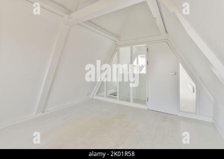 Una camera vuota in stile mansarda accogliente e spaziosa in una casa di lusso Foto Stock