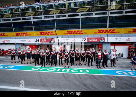 Alfa Romeo Racing team, minuto di silenzio per la Regina Elisabetta d’Inghilterra durante la Formula 1 Pirelli Gran Premio d’Italia 2022, Gran Premio d’Italia 2022, 16th° round del Campionato del mondo FIA di Formula uno 2022 dal 9 al 11 settembre 2022 sull’Autodromo Nazionale di Monza, a Monza, Italia - Foto Antonin Vincent / DPPI Foto Stock