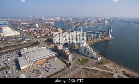 Vista aerea sul tetto della Vindico Arena di Cardiff e della piscina e palestra internazionale di Cardiff Foto Stock