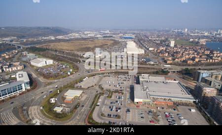 Vista aerea sul tetto della Vindico Arena di Cardiff e della piscina e palestra internazionale di Cardiff Foto Stock