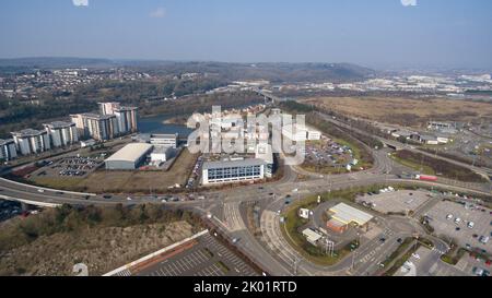 Vista aerea sul tetto della Vindico Arena di Cardiff e della piscina e palestra internazionale di Cardiff Foto Stock