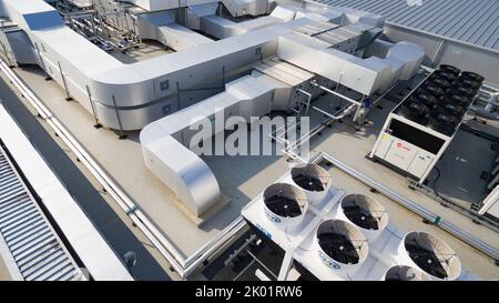 Vista aerea sul tetto della Vindico Arena di Cardiff e della piscina e palestra internazionale di Cardiff Foto Stock