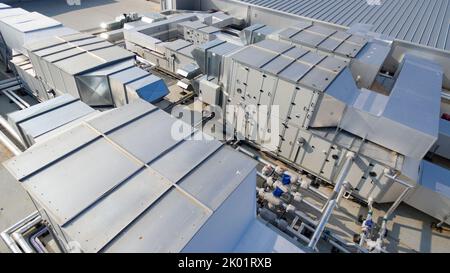 Vista aerea sul tetto della Vindico Arena di Cardiff e della piscina e palestra internazionale di Cardiff Foto Stock