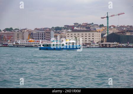 Istanbul / Turchia - 12 giugno 2022: Porto di Eminonu con il museo di Santa Sofia sullo sfondo, Istanbul, Turchia Foto Stock