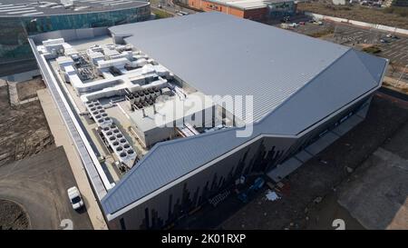 Vista aerea sul tetto della Vindico Arena di Cardiff e della piscina e palestra internazionale di Cardiff Foto Stock