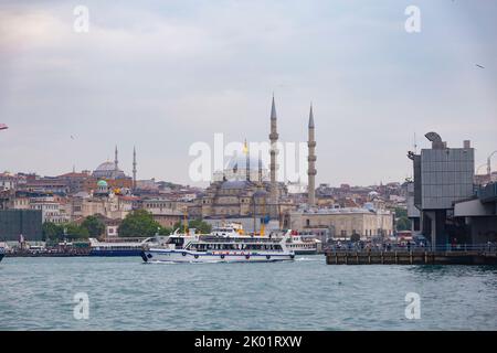 Istanbul / Turchia - 12 giugno 2022: Porto di Eminonu con il museo di Santa Sofia sullo sfondo, Istanbul, Turchia Foto Stock