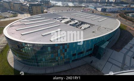 Vista aerea sul tetto della Vindico Arena di Cardiff e della piscina e palestra internazionale di Cardiff Foto Stock