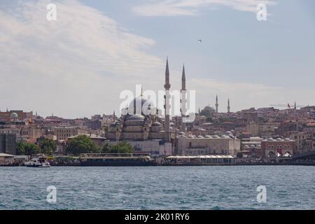 Istanbul / Turchia - 12 giugno 2022: Porto di Eminonu con il museo di Santa Sofia sullo sfondo, Istanbul, Turchia Foto Stock