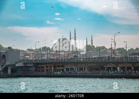 Istanbul / Turchia - 12 giugno 2022: Porto di Eminonu con il museo di Santa Sofia sullo sfondo, Istanbul, Turchia Foto Stock