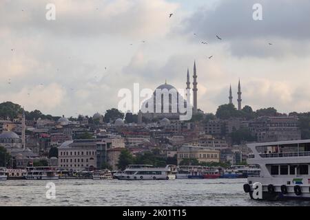 Istanbul / Turchia - 12 giugno 2022: Porto di Eminonu con il museo di Santa Sofia sullo sfondo, Istanbul, Turchia Foto Stock