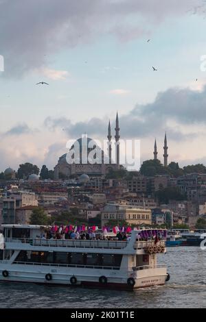 Istanbul / Turchia - 12 giugno 2022: Porto di Eminonu con il museo di Santa Sofia sullo sfondo, Istanbul, Turchia Foto Stock