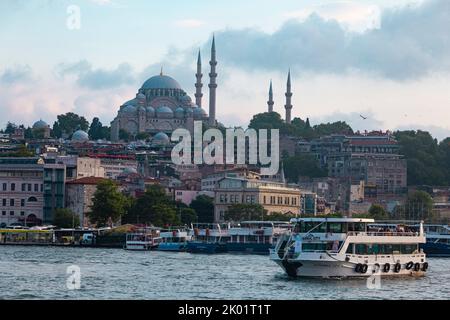 Istanbul / Turchia - 12 giugno 2022: Porto di Eminonu con il museo di Santa Sofia sullo sfondo, Istanbul, Turchia Foto Stock