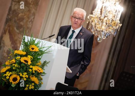 Ludwigsburg, Germania. 09th Set, 2022. Winfried Kretschmann (Bündnis 90/Die Grünen), Ministro Presidente del Baden-Württemberg, ha tenuto un discorso nella Sala degli ordini del Palazzo di Ludwigsburg durante la cerimonia che ha segnato il discorso di Charles de Gaulle ai giovani tedeschi 60 anni fa. Durante la cerimonia, la città di Ludwigsburg celebra il memorabile discorso dell'ex presidente francese Charles de Gaulle ai giovani tedeschi nel settembre 1962 nel cortile del Palazzo di residenza di Ludwigsburg. Credit: Christoph Schmidt/dpa/Alamy Live News Foto Stock