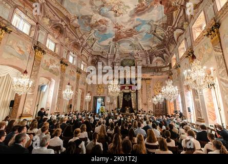 Ludwigsburg, Germania. 09th Set, 2022. Winfried Kretschmann (Bündnis 90/Die Grünen), Ministro Presidente del Baden-Württemberg, ha tenuto un discorso nella Sala degli ordini del Palazzo di Ludwigsburg durante la cerimonia che ha segnato il discorso di Charles de Gaulle ai giovani tedeschi 60 anni fa. Durante la cerimonia, la città di Ludwigsburg celebra il memorabile discorso dell'ex presidente francese Charles de Gaulle ai giovani tedeschi nel settembre 1962 nel cortile del Palazzo di residenza di Ludwigsburg. Credit: Christoph Schmidt/dpa/Alamy Live News Foto Stock