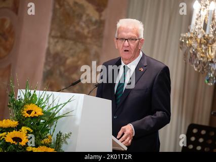 Ludwigsburg, Germania. 09th Set, 2022. Winfried Kretschmann (Bündnis 90/Die Grünen), Ministro Presidente del Baden-Württemberg, ha tenuto un discorso nella Sala degli ordini del Palazzo di Ludwigsburg durante la cerimonia che ha segnato il discorso di Charles de Gaulle ai giovani tedeschi 60 anni fa. Durante la cerimonia, la città di Ludwigsburg celebra il memorabile discorso dell'ex presidente francese Charles de Gaulle ai giovani tedeschi nel settembre 1962 nel cortile del Palazzo di residenza di Ludwigsburg. Credit: Christoph Schmidt/dpa/Alamy Live News Foto Stock