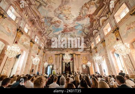 Ludwigsburg, Germania. 09th Set, 2022. Il Segretario di Stato francese Sarah El Hairy ha tenuto un discorso di apertura nella Sala degli ordini del Palazzo di Ludwigsburg durante la cerimonia che ha segnato il discorso di Charles de Gaulle ai giovani tedeschi 60 anni fa. La città di Ludwigsburg celebra il memorabile discorso dell'ex presidente francese Charles de Gaulle ai giovani tedeschi nel settembre 1962 nel cortile del Palazzo della Residenza di Ludwigsburg durante la cerimonia. Credit: Christoph Schmidt/dpa/Alamy Live News Foto Stock