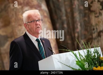 Ludwigsburg, Germania. 09th Set, 2022. Winfried Kretschmann (Bündnis 90/Die Grünen), Ministro Presidente del Baden-Württemberg, ha tenuto un discorso nella Sala degli ordini del Palazzo di Ludwigsburg durante la cerimonia che ha segnato il discorso di Charles de Gaulle ai giovani tedeschi 60 anni fa. Durante la cerimonia, la città di Ludwigsburg celebra il memorabile discorso dell'ex presidente francese Charles de Gaulle ai giovani tedeschi nel settembre 1962 nel cortile del Palazzo di residenza di Ludwigsburg. Credit: Christoph Schmidt/dpa/Alamy Live News Foto Stock