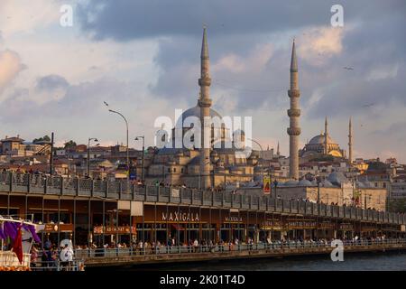 Istanbul / Turchia - 12 giugno 2022: Porto di Eminonu con il museo di Santa Sofia sullo sfondo, Istanbul, Turchia Foto Stock