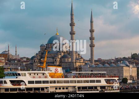 Istanbul / Turchia - 12 giugno 2022: Porto di Eminonu con il museo di Santa Sofia sullo sfondo, Istanbul, Turchia Foto Stock