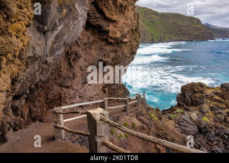 Sentiero lungo la costa rocciosa la Palma, Isole Canarie di Spagna Foto Stock