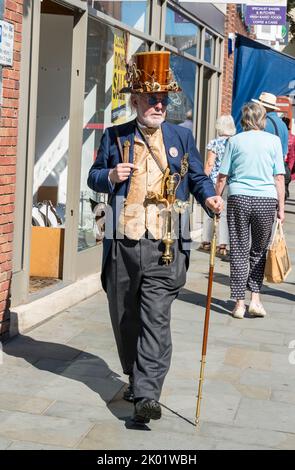 Gentleman che indossa un cappello di legno per il Lincoln Steampunk Festival, Baillate Lincoln 2022 Foto Stock