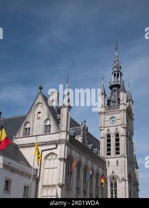 Sint Niklaas, Belgio, 4 settembre 2022, il campanile del municipio neogotico dal 1878 della città di Sint Niklaas in Belgio Foto Stock