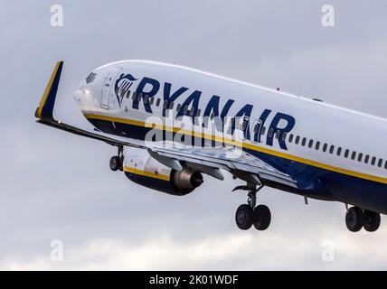 Un Ryanair Boeing 737-800, numero di serie EI-EPA, decollo dall'aeroporto di Bristol Lulsgate in Inghilterra. Foto Stock