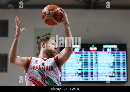 Samokov, Bulgaria - 1 luglio, 2022: Aleksandar Vezenkov dalla Bulgaria è visto in azione durante la FIBA Basketball World Cup 2023 European Qualifiers ag Foto Stock