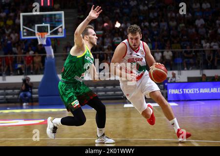 Samokov, Bulgaria - 1 luglio, 2022: Aleksandar Vezenkov (R) dalla Bulgaria è visto in azione durante la FIBA Basketball World Cup 2023 qualificatore europeo Foto Stock