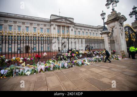 Londra, Inghilterra, Regno Unito. 9th Set, 2022. Tributi floreali alla Regina Elisabetta II è visto sul cancello di Buckingham Palace, (Credit Image: © Tayfun Salci/ZUMA Press Wire) Foto Stock