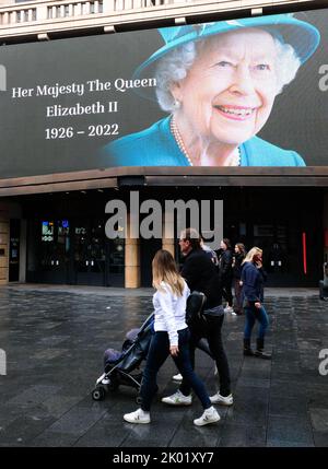 Leicester Square, Londra, Regno Unito. 9th settembre 2022. Lutto per la morte della Regina Elisabetta II di 96 anni. Vue cinema in Leicester Square. Credit: Matthew Chattle/Alamy Live News Foto Stock