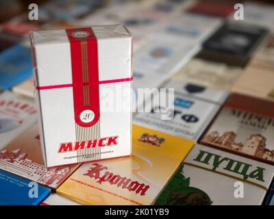 Soligorsk, Bielorussia - 5 settembre 2022: Confezioni di sigarette bielorusse, focus selettivo. Produzione di grodno tabacco fabbrica Neman Foto Stock