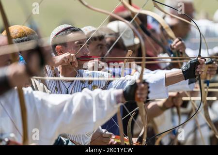 Gli arcieri si preparano con i loro archi e frecce quando partecipano al World Nomad Games 2018 in Kirghizistan. Foto Stock