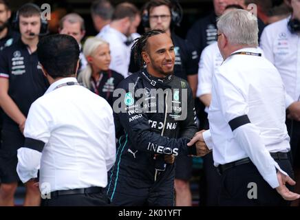 Il Mercedes Lewis Hamilton e il direttore generale di Formula uno Ross Brawn precedono la prima prova al Gran Premio d'Italia di Monza. Data immagine: Venerdì 9 settembre 2022. Foto Stock