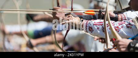 Gli arcieri si preparano con i loro archi e frecce quando partecipano al World Nomad Games 2018 in Kirghizistan. Foto Stock