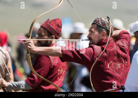 Gli arcieri si preparano con i loro archi e frecce quando partecipano al World Nomad Games 2018 in Kirghizistan. Foto Stock