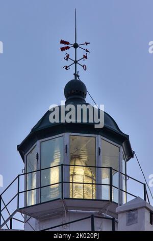 Il Faro di Akrotiri è un faro del 19th° secolo situato sull'isola greca di Santorini. Foto Stock