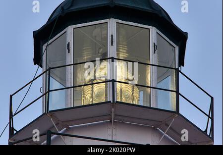 Il Faro di Akrotiri è un faro del 19th° secolo situato sull'isola greca di Santorini. Foto Stock