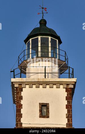 Il Faro di Akrotiri è un faro del 19th° secolo situato sull'isola greca di Santorini. Foto Stock