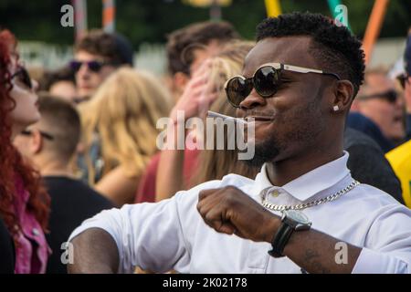 Uomo che balla ad un festival di musica Foto Stock