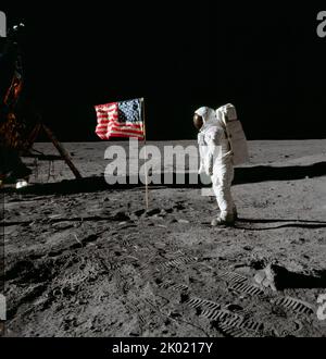L'astronauta Edwin E. Aldrin Jr., accanto alla bandiera dispiegata degli Stati Uniti durante un'attività straveicolare dell'Apollo 11 sulla superficie lunare Foto Stock